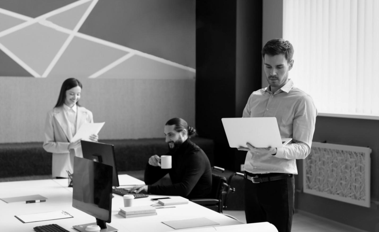 Espace de formation avec tableaux et documents financiers